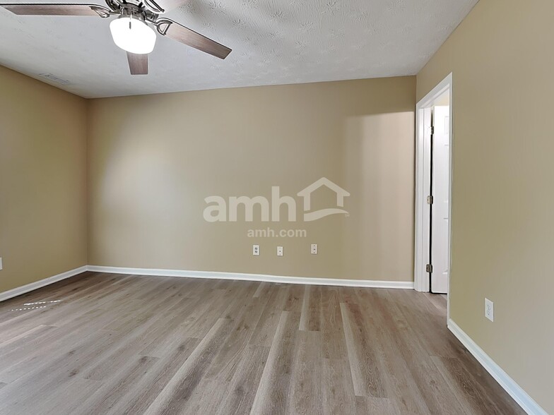 Building Photo - 19 Pond Ln