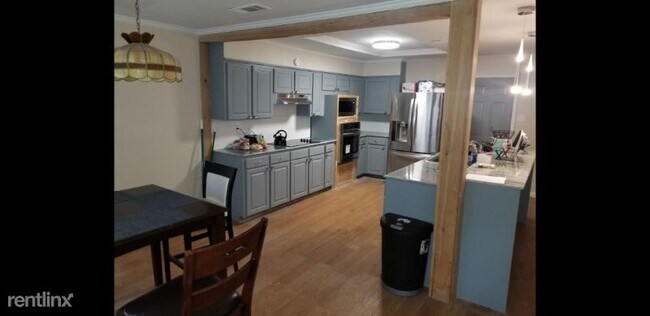 Primary Photo - 5315 S Lakeshore Dr