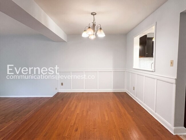 Building Photo - Spacious Town Home with Modern Amenities / 3 Beds & 2.5 Bath / Available Now!