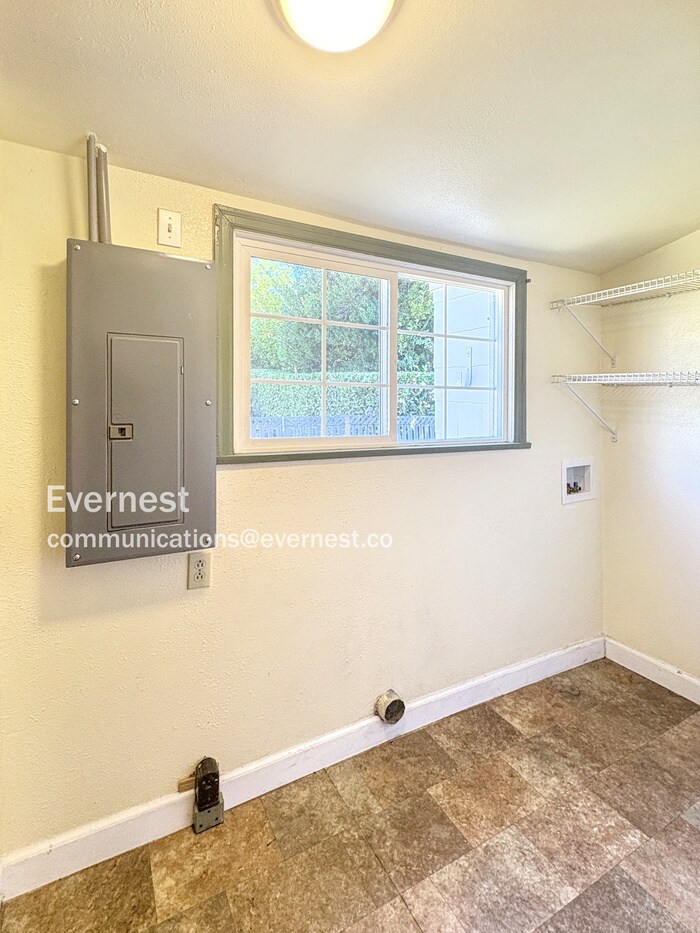 Building Photo - 509 3rd St SW