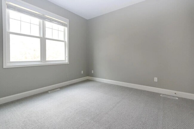 Building Photo - Rare 4 bed singe family super nice luxurio...