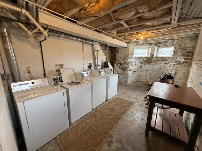 Building Photo - Available NOW! Spacious & Modern 2 Bedroom unit ready for move in!