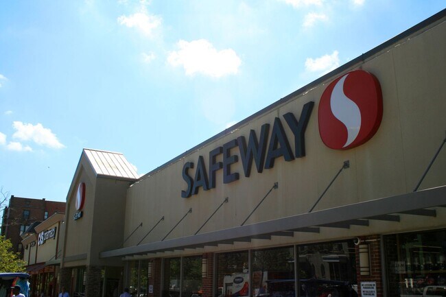 Building Photo - Stunning Views from this Spectacular and Stylish Penthouse in heart of Adams Morgan with PARKING.