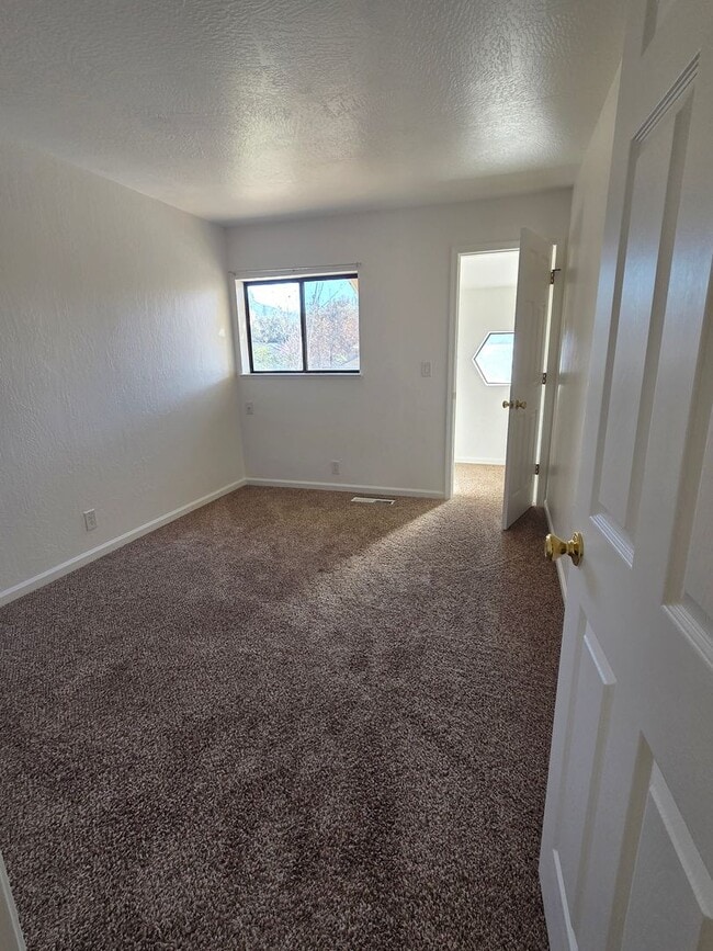 Building Photo - 3-Bedroom Condo Near Columbia Jr. College