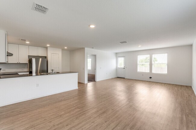 Building Photo - 4-BEDROOM HOME IN MISSION DEL LAGO