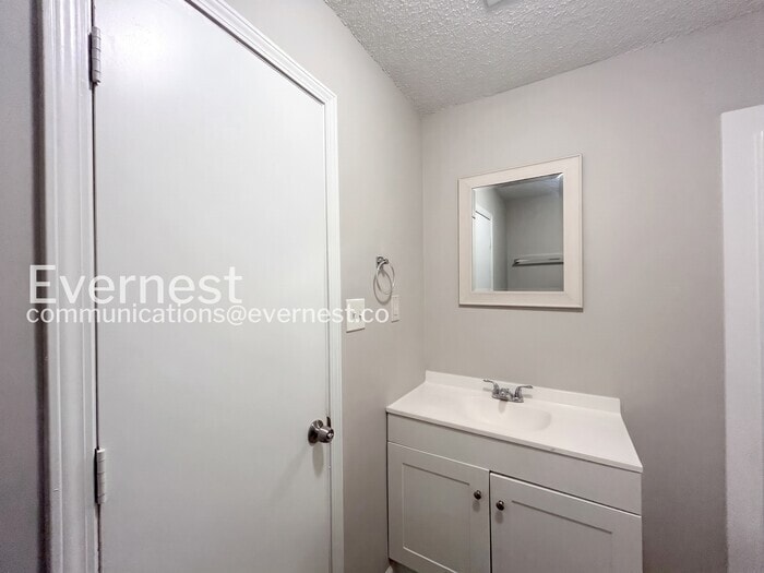 Building Photo - 5884 Caroline Dr