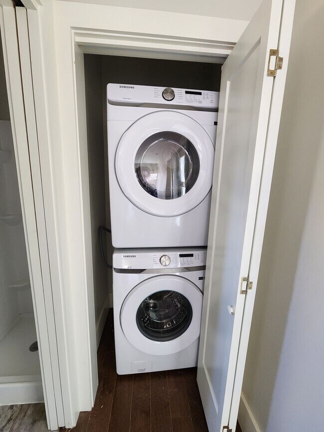 Building Photo - ***6 Month Lease***East Asheville Rental