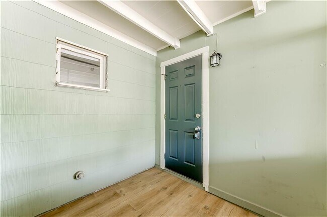 Building Photo - 1505 W 12th St