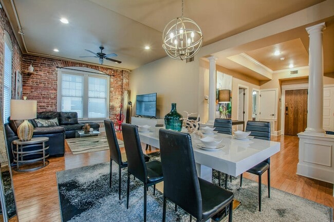 Building Photo - 612 Center St