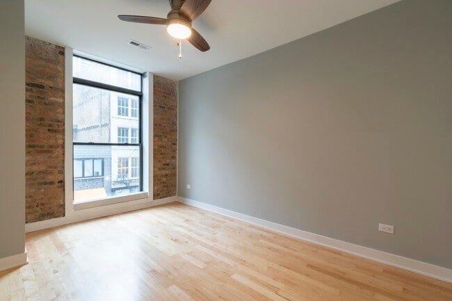 Building Photo - 23 W Hubbard St