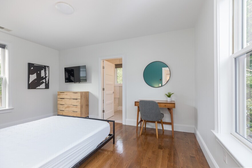 Building Photo - 121 Centre St