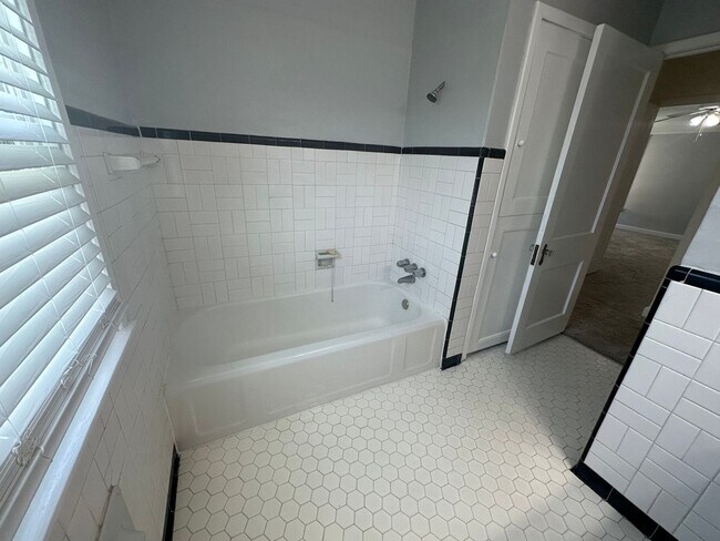 Building Photo - 425 Louisiana Ave