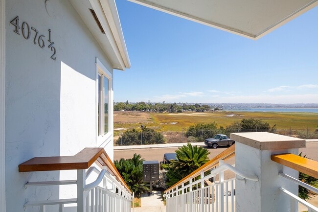 Primary Photo - Stunning 2 Bed/1 Bath With Bay Views In Cr...