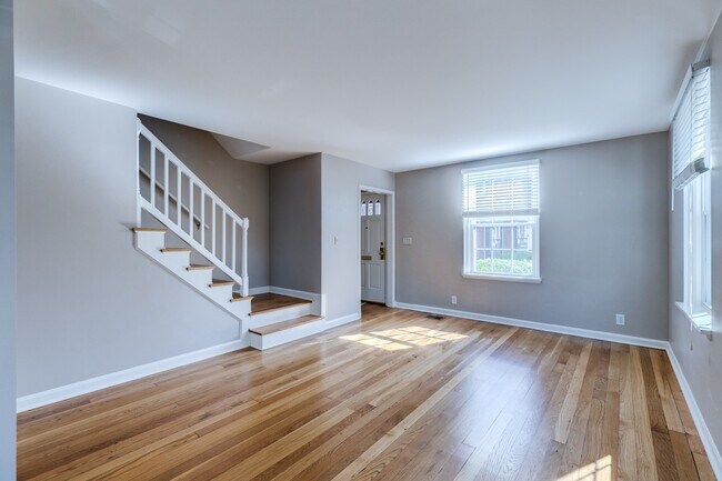 Building Photo - Charming End-Unit Townhouse in Fairlington
