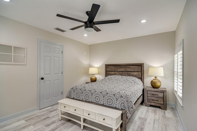 Building Photo - 5100 28th Ave N