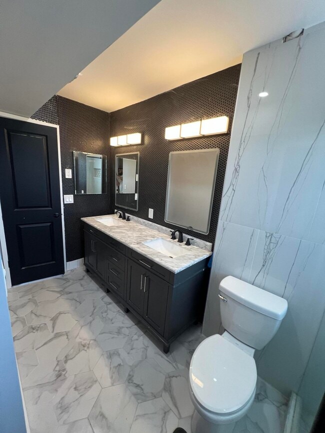 Building Photo - 1630 Embassy Dr