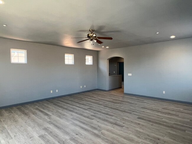Building Photo - Spacious 5 Bedroom 3 Bath home in Harden Ranch