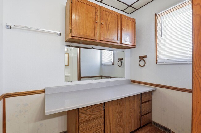 Building Photo - 1028 S 14th St