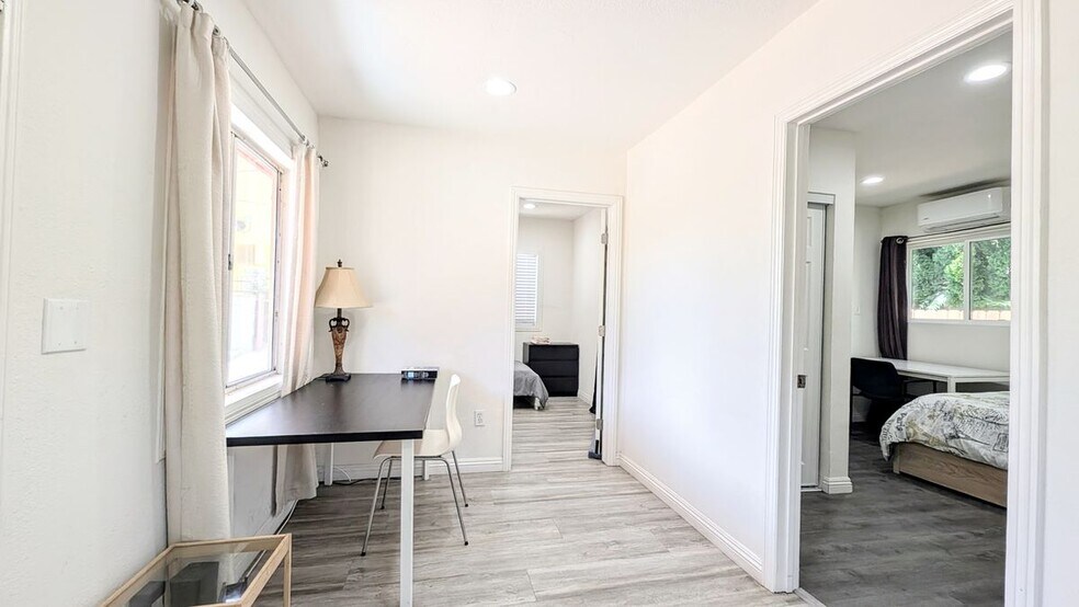 Building Photo - 1293 1/2 W 37th Dr