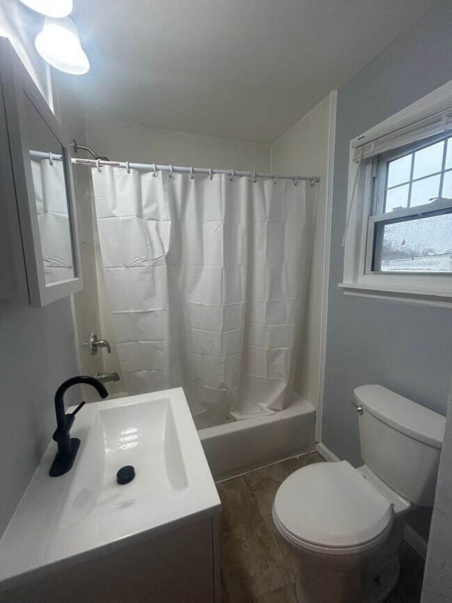 Building Photo - Cozy 3 Bedroom Single Family House for Rent in Neptune!