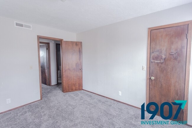 Building Photo - 1247 W Huntington Way