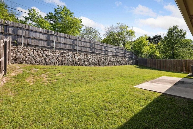 Building Photo - "Charming 3-Bedroom Home Just Minutes from Downtown Dallas!"