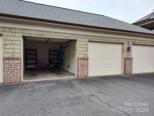 Building Photo - 1129 Park West Dr