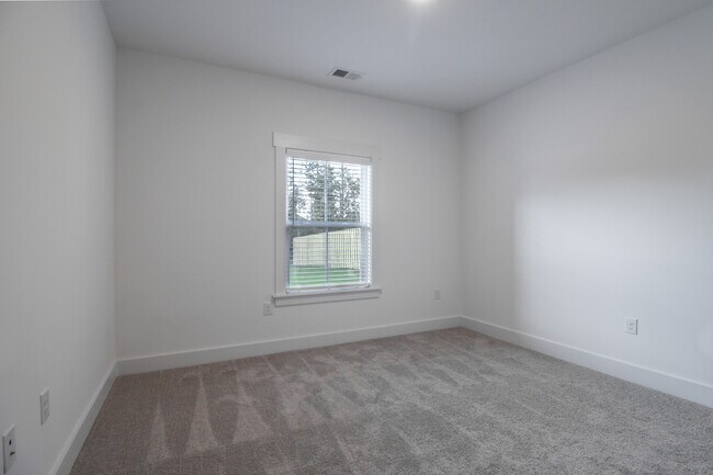 Building Photo - 2036 Warbler Dr