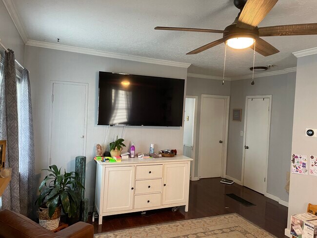 Building Photo - 3124 W Fairview Ave