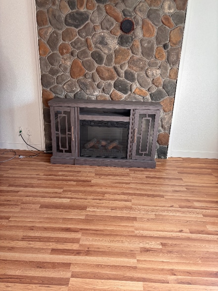 Building Photo - 1128 33rd St SE