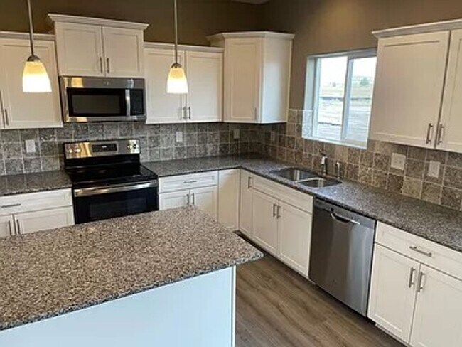 Building Photo - Gorgeous 4-Bed Home in Enclaves at Mountain Vista (D49)