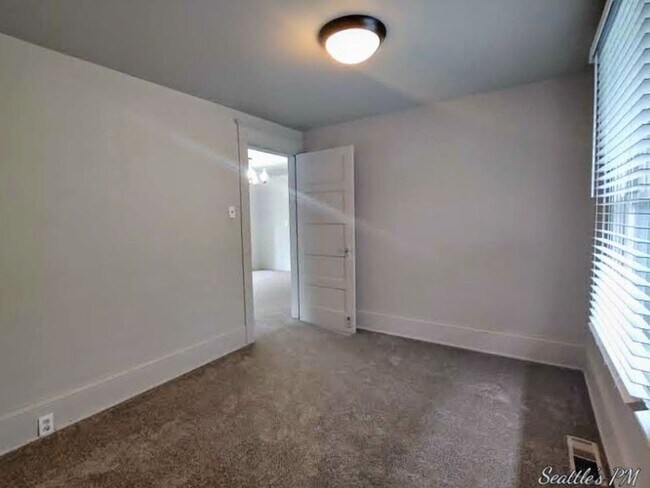 Building Photo - 843 NE 56th St