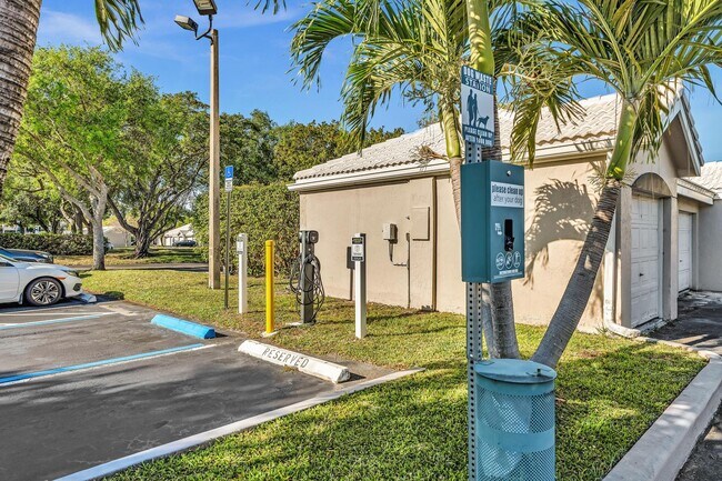 Building Photo - 2850 N Oakland Forest Dr