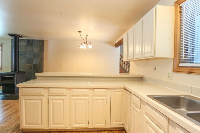 Building Photo - UPDATES COMPLETED!  Unfurnished home! Dogs...