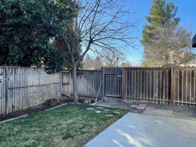 Building Photo - Spacious 3 bedroom home for rent