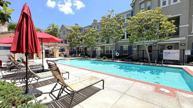 Building Photo - Beautiful Tri-Level 3BD/2BA Townhome in Greystone at Eastlake – Eastlake Chula Vista