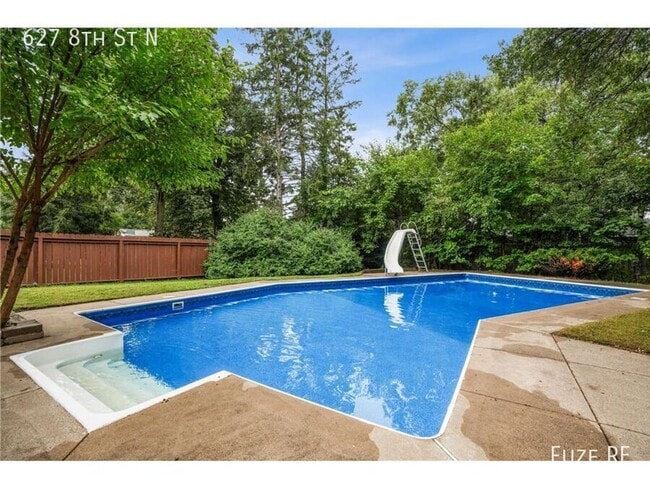 Building Photo - 627 8th St N