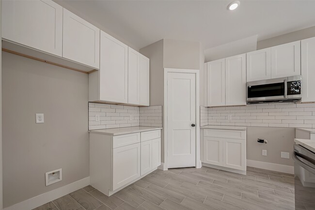 Building Photo - 8128 Chateau St