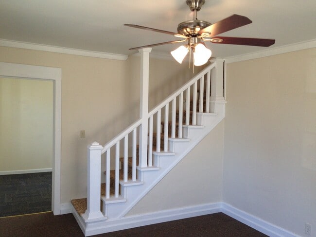 Building Photo - 206 Byron Hurst St