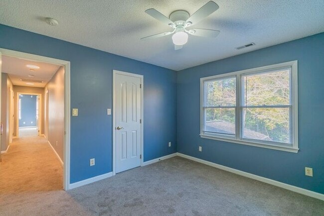 Building Photo - Beautiful 4-bedroom 2.5 bath home in desirable Brownes Ferry subdivision