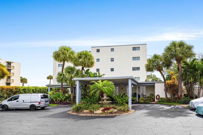 Building Photo - 1206 S Lake Dr