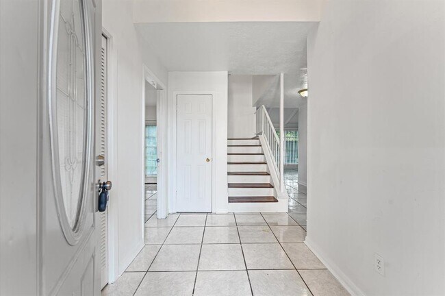 Building Photo - 13930 New Village Ln