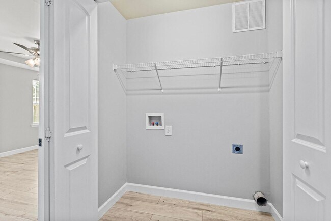 Building Photo - Bridgeport Home with Community Pool!