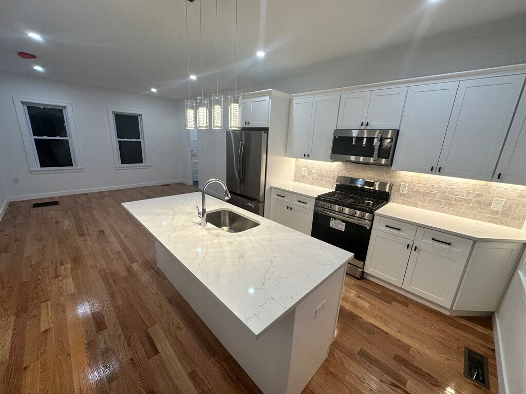 Building Photo - 82 Albertina St