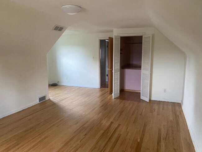 Building Photo - 3 Bedroom 1.5 Bathroom Single Family Home ...