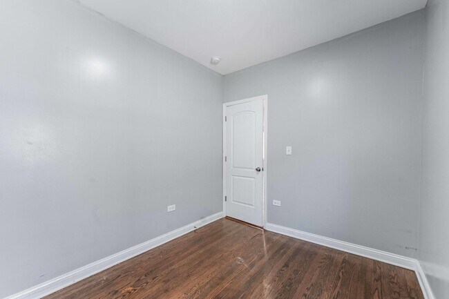 Building Photo - 7008 S Oakley Ave