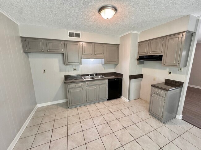 Building Photo - 5595 Briarwood Dr
