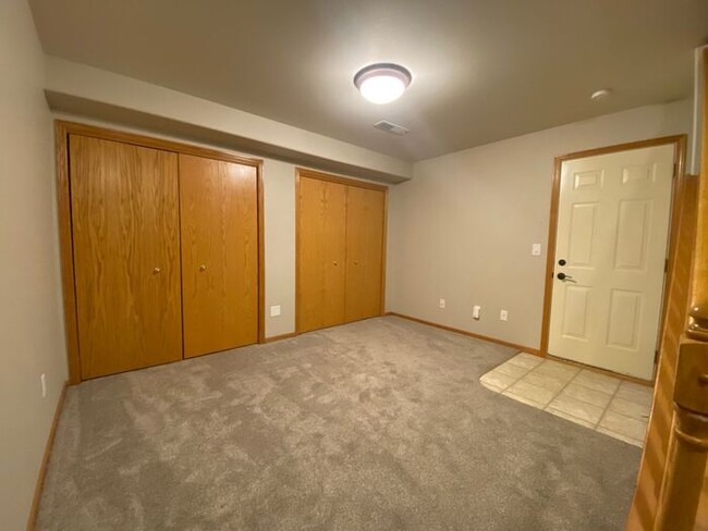 Building Photo - $1,600 | 2 Bedroom, 2.5 Bathroom Townhouse...