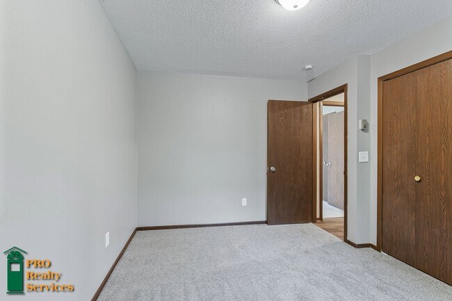 Building Photo - Spacious 4 Bedroom Home **Half Off October...