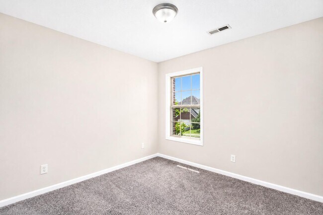 Building Photo - 565 Wellington Gardens Dr
